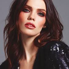 Sensuality and elegance will star in Christmas with Nee Make Up. Enhance  lip contour with Hight Definition pencil, Turn up the volume with Matte  powder lipstick. For the chewy ones instead, try