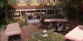 A look behind the scenes at the sets and filming locations from gilmore girls, including lorelai and sookie's dragonfly inn in stars hollow. Gilmore Girls 5 Reasons We D Love To Stay At The Dragonfly Inn 5 We Wouldn T