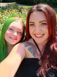 Mandy Bunch's Instagram, Twitter & Facebook