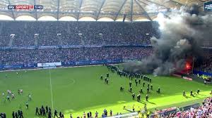 Von johnnybet von letzte aktualisierung: Hsv Kurios Mann Mit Blumenkranz Vom Rasen Gefuhrt Fussball News Sky Sport