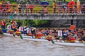 The dragon boat festival (duanwu festival, duānwǔ jié, double fifth, tuen ng jit) is a traditional holiday that commemorates the life and death of the famous chinese scholar qu yuan (chu yuan). Sarawak International Dragon Boat Regatta Malaysia Borneo