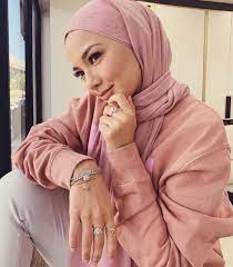 Kami kongsikan 7 cara pakai tudung bawal yang anda tak patut 'missed' sepanjang tahun ini. Eee Lawanya Neelofa Kongsi Tutorial Tudung Dipuji Muka Pakai Apapun Cantik Limau Madu Press