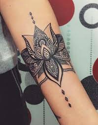 Pin By Mayra Comerci Soler On Tattoos Hand Tattoos Henna Tattoo Hand Leg Tattoos