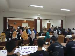 Pt.pou yuen yang berlokasi di cianjur dengan jumlah pegawai mencapai 13.000 karyawan/ti memiliki gaji sebesar rp.1690000 perbulan, jika karyawan pt.pouyuen. H 1 Mayday 2019 Buruh Karyawan Pt Pou Yuen Indonesia Berunjukrasa
