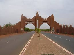 Der distrikt bamako unterteilt sich in die sechs gemeinden commune i, commune ii, commune iii, commune iv, commune v und commune vi. Datei Bamako Entrance Arch Jpg Reisefuhrer Auf Wikivoyage