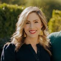 Lora Reed's Instagram, Twitter & Facebook