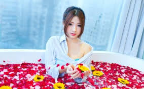 She got a degree in communications prior to her 2004 playboy shoot. 22 Bathtub Hd Wallpapers Background Images Wallpaper Abyss