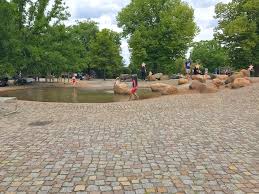 Britzer garden) is a large park in berlin, named after britz, a neighborhood of the borough of neukölln. Familienausflug Britzer Garten Berlin Mamaskind