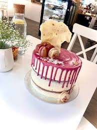 Cake decorator of the week jul 2021; Naked Cake With Ruby Chocolate Drip Macarons Coconut And A White Chocolate Decoration 9gag