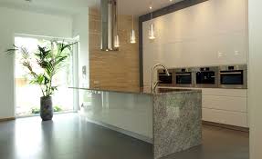 Une modele cuisine de couleur jaune et gris, une idee déco tendance pour créer une dynamique dans cet espace convivial. Cuisine Moderne Armoires De Cuisine Et Accessoires Kwizine