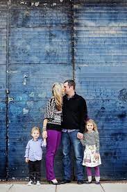 How To Pose Families And Groups Photography Tutorial Roundup Urban Family Photos Family Photo Pose Family Photos
