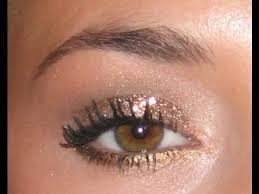 Notre tuto en vidéo pour un maquillage de jour parfait des yeux verts. 2 En 1 Maquillage De Jour En Maquillage De Soiree Glamour Paillettes Longue Tenue Youtube