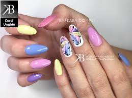 kb-school.com/percorso-unghie-completo Buongiorno a tutti! Barbara Donini  ci mette di buon umore con questo lavoro perfetto da riproporre a tutte le  clienti che amano i colori. Pastello multicolor per le ali fatate che