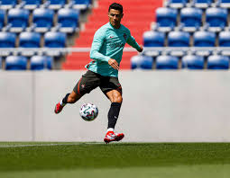 Последние твиты от cristiano ronaldo (@cristiano). Cristiano Ronaldo On Twitter Eyes On The Ball