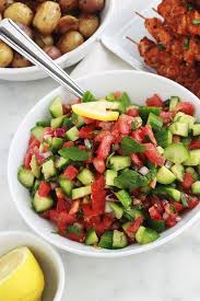 Salade De Tomates Et Concombre A La Marocaine Recette Recette Marocaine Recette Salade Tomate