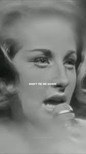 Damn! I never realized what a female anthem this song was. Especially sung  by an 18 year old Leslie Gore with such conviction. ♥️