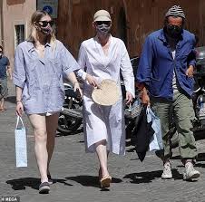 Ja eigentlich unheimlich an, aber hier ist alles ganz anders zu verstehen. Tilda Swinton Macht Eine Zuruckhaltende Figur In Einem Weissen Hemdkleid Wahrend Sie Mit Freunden In Rom Zu Mittag Isst Aktuelle Boulevard Nachrichten Und Fotogalerien Zu Stars Sternchen