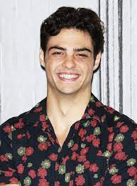 Noah Centineo His Mark Ruffalo Eyebrows Are Taking Over The Internet Mark Ruffalo Noah American Actors