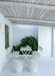 1001 Idees Pour Votre Terrasse Couverte Les Realisations Astucieuses Terrasse Couverte Avec Des Meubles Blancs Et Le Plafond Incline House With Porch Pergola Patio Pergola