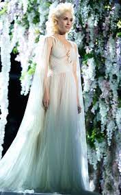 Gwen Stefani S Style On Season 9 Of The Voice Gwen Stefani Wedding Dress Gwen Stefani Wedding Celebrity Wedding Dresses