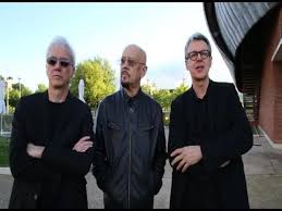 Nel 1987 enrico ruggeri si ripresenta a sanremo con gianni morandi e umberto tozzi (sodalizio nato nell'ambito del progetto benefico della nazionale italiana cantanti). Enrico Ruggeri E I Suoi Decibel Il Punk E Vivo E Noi Lo Suoniamo Come Negli Anni 80 Corriere It