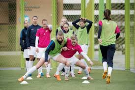Friedli, fischer, kiwic, keller, stapelfeldt, sow (81' brütsch), zehnder, gensetter verwarnungen: Sechselauten In Zurich Fcz Frauen Laufen Mit Am Umzug