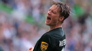 His height is 197 cm and weight is 84 kg (body type small). Vfl Wolfsburg Wout Weghorst Will Mit Holland Zur Em