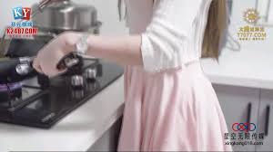 弟弟在朋友的教唆下到奶茶店强上表姐按耐不住弟弟最后没忍住还是当着众人的面成功操了自己的黑丝表姐(