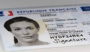 Plus petite, la nouvelle carte d'identité contiendra des données biométriques et doit permettre de lutter contre la fraude à l'identité. Bn1hs9cu7gqu M