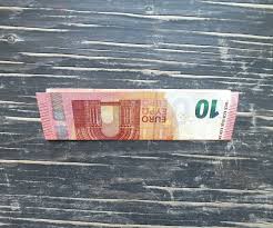 Klappen sie dazu einfach die untere banknotenhälfte falten sie jetzt die beiden oberen ecken quer nach unten zur mittellinie hin. Fisch Falten Aus Geldschein Einfache Anleitung Geschenke De