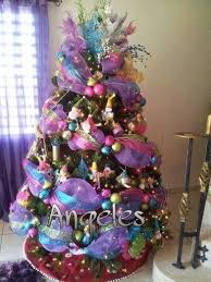La navidad es sinónimo de luz y también puedes utilizar tu ventana para mostrar el belén o crear un pequeño pueblo navideño con. Como Decorar Tu Arbol De Navidad De Morado O Purpura Tendencias Navidad 20 Pinos De Navidad Decorados Arbol De Navidad Colorido Ideas Para Arboles De Navidad