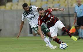 Ao contrário de 2018, quando teve o maior faturamento em todo o brasil, desta vez os palestrinos ficaram vale lembrar que, em 2018, o faturamento do palmeiras havia sido de r$ 688,6 milhões, contra r$ 543 milhões do flamengo. Verdao Sai Na Frente Fla Empata E Diferenca Na Ponta Segue A Mesma Lance