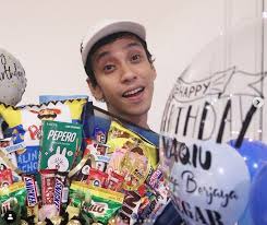 Namun, bila sudah popular pasti akan ada gosip liar yang timbul. Artis Malaysia Naqiu Boboy Sambut Hari Lahir Ke 33 Facebook