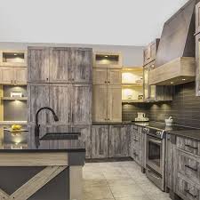 Une très jolie cuisine en bois associée à un plan de travail fin blanc. Armoires De Cuisine Au Style Rustique Avec Melamine Imitation Bois De Grange Home Decor Kitchen Rustic Kitchen Home Blogs