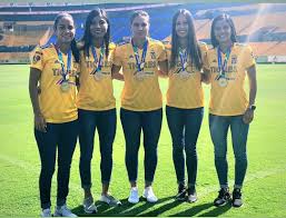Temmuz 2017'de, yeni kurulan liga mx femenil'in memleketi kulübü tigres uanl'ye katıldı. Nayeli Rangel Hernandez 7 Nayeli Con Su Familia En Monterrey