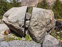 Yani heykel yapımında kullanılan başlıca teknikler oyma, biçimlendirme, inşa ve birleştirmedir. Granit Vikipedi