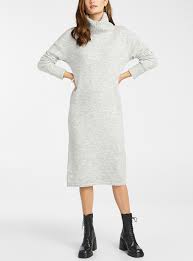 Cette pièce en mélange de laine et de coton biologique se distingue par un col montant et un ourlet côtelé. La Robe Pull Col Roule Vero Moda Simons