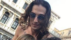 Damiano david from italy's eurovision song contest 2021 winning group maneskin has slammed claims he was using drugs during the show. Khzb9czp8jng M
