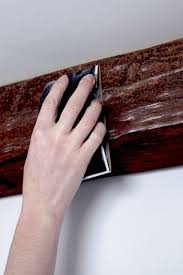 Peinture Meuble A Effet Blanchi Vieilli Ou Grise Le Badigeon Meuble En 2020 Badigeon Boiseries Poutre