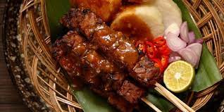Sate kere merupakan makanan tradisional khas solo yang menggunakan tempe gembus sebagai bahan utamannya kemudian dipadukan dengan bumbu kacang yang dilengkap dengan potongan bawang merah mentah dan potongan cabai rawit hijau pas banget disajikan dengan lontong. Resep Sate Kere Khas Solo Yang Enak Dan Mudah Merdeka Com