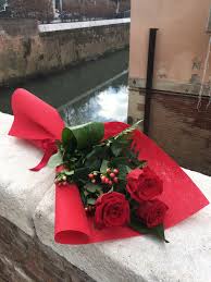 Il rosso intenso delle rose e il loro profumo avvolgeranno chi riceverà questo magnifico bouquet! Mazzo 3 Rose Rosse A Stelo Lungo Fioreria A Vicenza Linea V