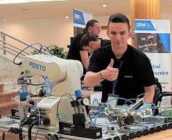 Facultatea de mecanică are de peste 40 de ani menirea furnizării de specialişti în domeniul ingineriei mecanice, a ingineriei autovehiculelor şi ingineriei civile, atât pentru companiile din zonă, cât şi pentru alte companii la nivel naţional. Concurs De RoboÅ£i Mobili La Facultatea De MecanicÄ Cluj Muzica Instantelor