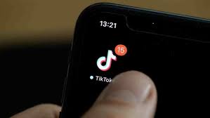 Si è legata la cintura alla gola per partecipare su tiktok, uno dei social più seguiti dagli adolescenti, a blackout challenge, una prova di soffocamento estremo. Blackout Challenge La Nuova Moda Tiktok Che Ha Quasi Ucciso Una Bambina