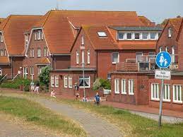 Dicht am historischen fischerhafen in sackgassenlage finden sie unsere ferienwohnungen im mittleren der drei abgebildeten häuser. Das Haus Von Deich Aus Bild Von Frohsinn Juist Tripadvisor