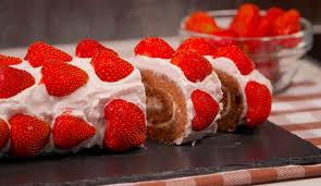 La ciambella al limone senza cottura è un dolce fresco, semplicissimo da preparare e pronto in pochissimi minuti, è favolosa! Rotolo Di Fragole Senza Cottura Il Dolce Freddo Morbido Colorato Ohga