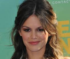 Cute Hairstyles For When You Re Growing Out Bangs Thefashionspot Growing Out Bangs Hair Stles How To Style Bangs