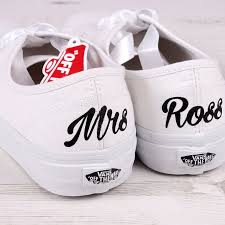 Die Schonsten Sneaker Fur Die Braut Lassen Sie Sich Stylisch Und Bequem Trauen Hochzeit Turnschuhe Converse Hochzeitsschuhe Hochzeitsschuhe