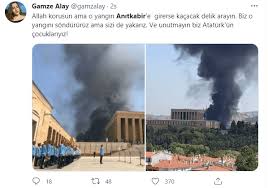 Anıtkabir bahçesinde, saat 15.30 sıralarında çıkan yangına askeri personelin yanı sıra ankara büyükşehir belediyesi itfaiye ekipleri. Kr3nzut7qn 11m