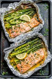 Baked Salmon In Foil With Asparagus And Garlic Lemon Butter Sauce Recettes De Cuisine Recette Poisson Cuisine Poisson