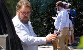 Russel Crowe 55 Looks Worlds Away From His Typically Chiselled Self As He Dons A Fat Suit Daily Mail Online